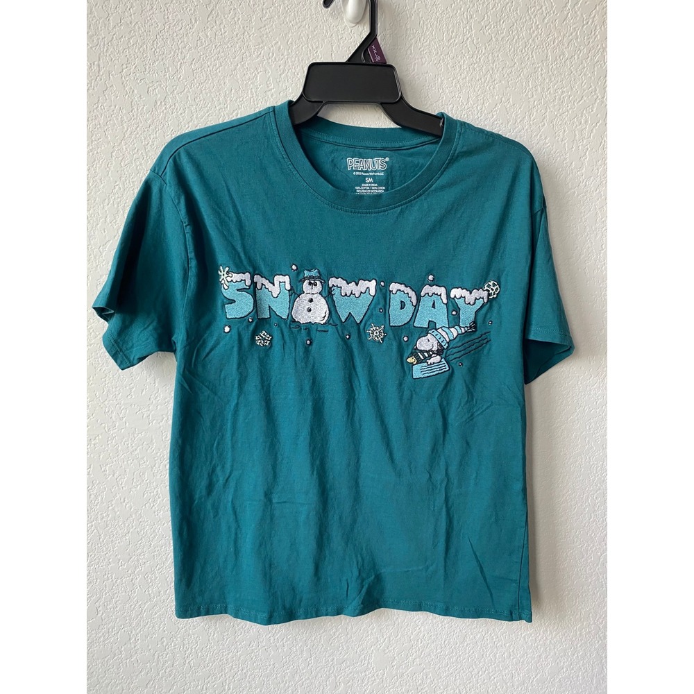 BoxLunch Peanuts Kids Embroidered Snow Day Graphic Tee Size SM Teal Blue